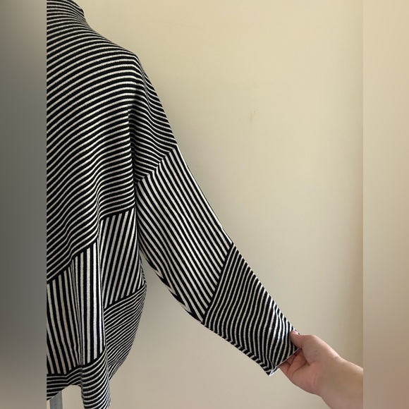 Pretty Black/White Sweater - Picture 6 of 6